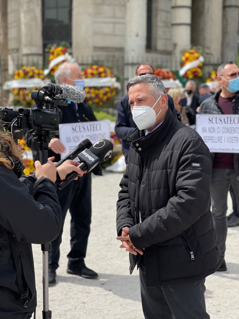 20210417FigliomeniProtestaCimiteri