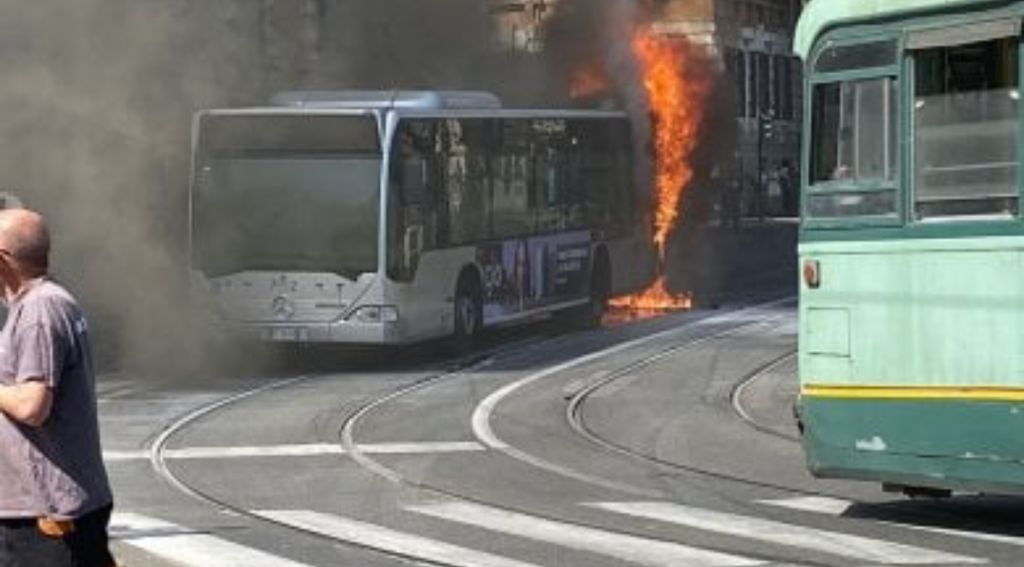20210604AutobusinFiamme